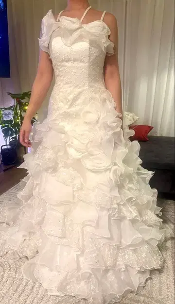 화이트 웨딩 드레스 프릴 포함