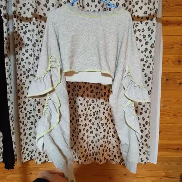 프릴이 달린 그레이 크롭 맨투맨