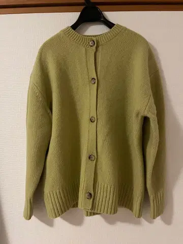 연한 녹색 버튼 달린 가디건 긴팔