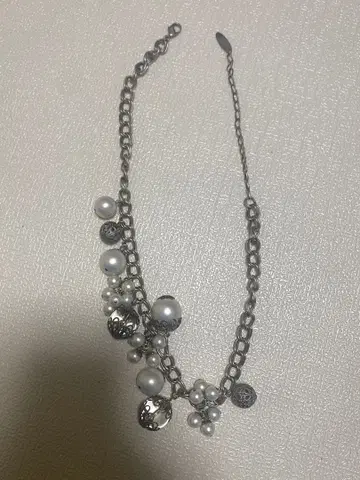 TO BE CHIC 펄과 메탈 참 목걸이