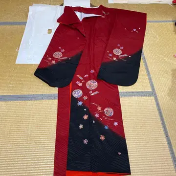 후리소데 빨간색과 검은색 그라데이션 꽃무늬 자수