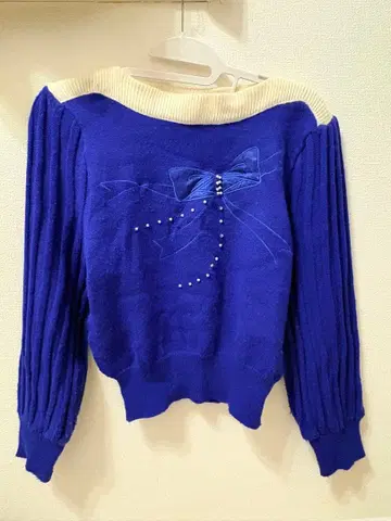 리본과 펄 장식의 파란 니트 스웨터