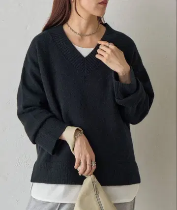 소프트 내추럴 V넥 니트 블랙