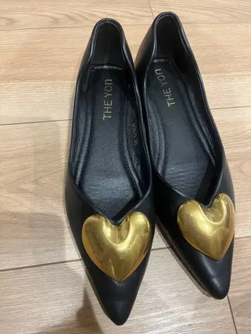 THE YON 블랙 하트형 펌프스