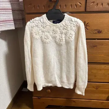 꽃 모티브 자수 화이트 니트