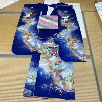 파란색 후리소데 학과 꽃 무늬 오비 포함