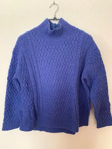 쉽스 블루 케이블 니트 하이넥 스웨터