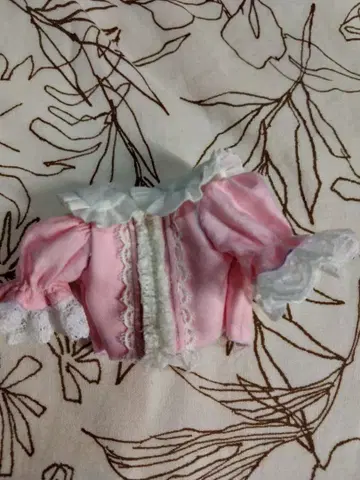 핑크색 인형 의상 프릴 포함