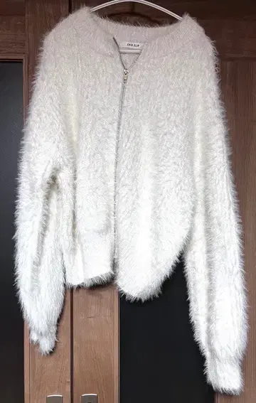 [ 새상품급 ] CHIP CLIP 샤기 지퍼 가디건 화이트 M