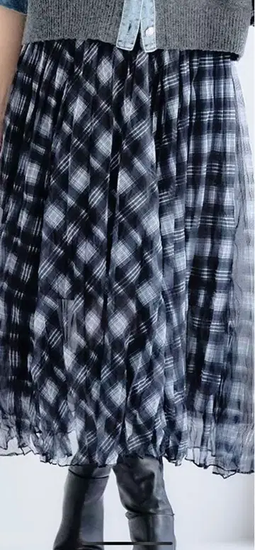 밑단 체크 무늬 플리츠 스커트