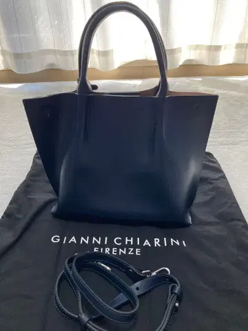 새상품급 지아니카리니 백 네이비