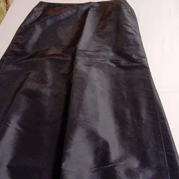 블랙 컬러 실크 롱 플레어 스커트