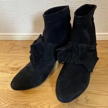 리본 포함 블랙 스웨이드 숏부츠