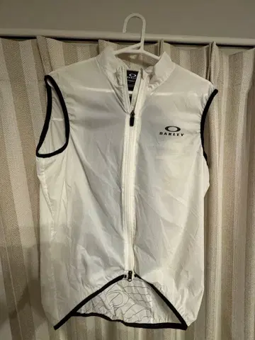 Oakley 퍼포먼스 핏 슬리브리스 자켓