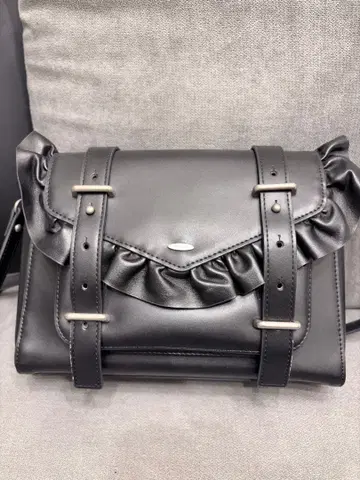 EATME 프릴 장식 블랙 숄더백