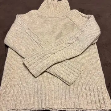MHL. 베이지 니트 스웨터