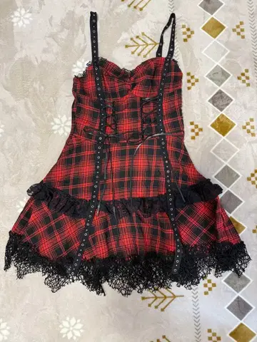 빨간색과 검은색 체크 무늬 미니 드레스