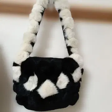 퍼 숄더백 블랙과 화이트