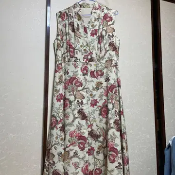 로이스크레용 꽃무늬 슬리브리스 원피스