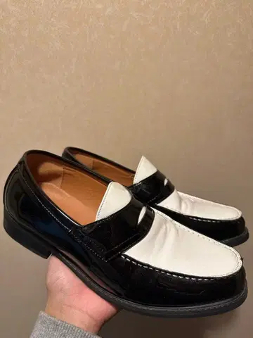 패턴트 레더 로퍼 43 블랙 화이트