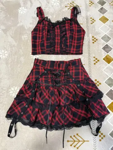 빨간색과 블랙 체크 무늬 크롭 탑과 미니 스커트 셋업
