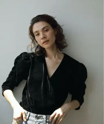 [ anuke ] 안누크 벨루어 개더 블라우스