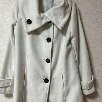 화이트 롱 코트