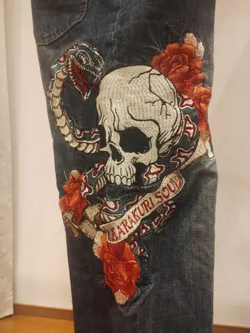 새상품급 카라쿠리타마시 해골 자수 모란 데님 청바지
