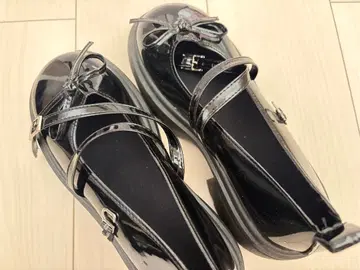 블랙 스트랩 포함 통굽 로퍼