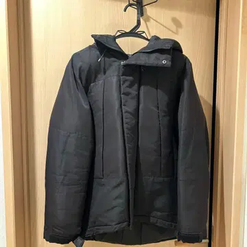 블랙 후드 부착 다운 자켓