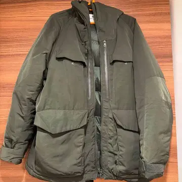 유니클로 화이트 마운티니어링 다운 자켓 올리브