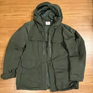 유니클로 화이트 마운티니어링 다운 자켓 올리브