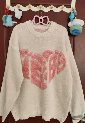 크림색 하트 무늬 니트 스웨터
