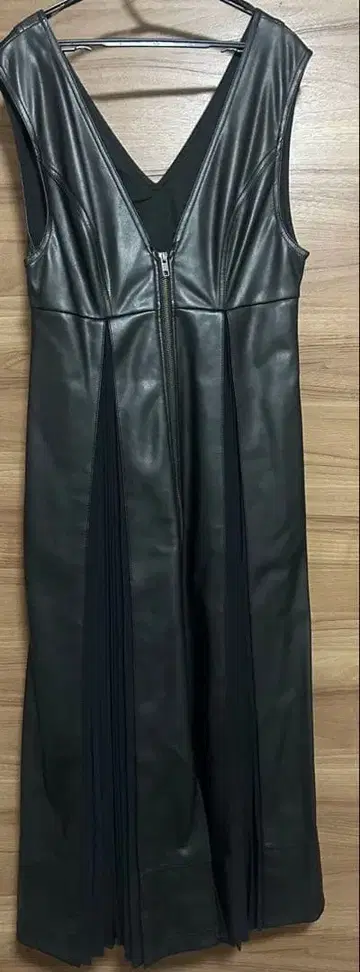 슬리브리스 가죽풍 롱 원피스