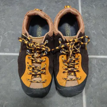 KEEN 스니커즈 브라운/오렌지 23.5cm