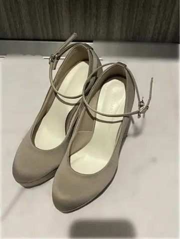 앵클 스트랩 하이힐