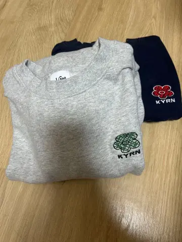 KYRN 그레이, 네이비 스웨트 셔츠