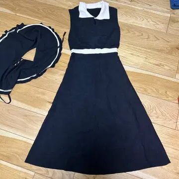 슬리브리스 블랙 A라인 원피스와 스카프