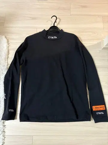 헤론 프레스톤 스탠드 카라 긴팔 티셔츠