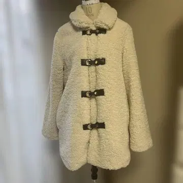 ZARA 화이트 보아 코트