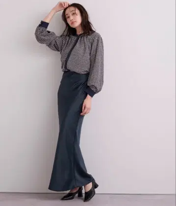 urs 새틴 머메이드 맥시 스커트 블랙 S 사이즈