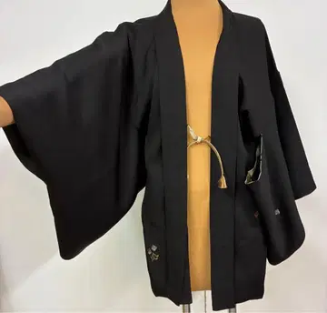 깃털 안감의 멋진 자수 블랙 겉옷 꽃무늬 문양 입은 기모노