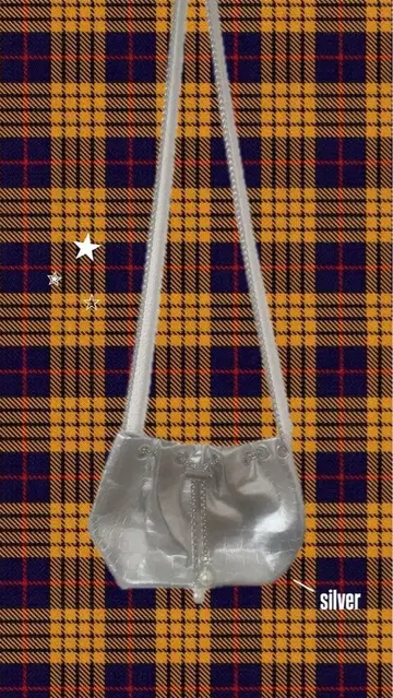 실버 메탈릭 숄더백