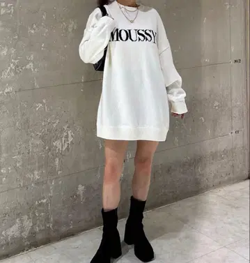 MOUSSY 아이보리 로고 스웨터