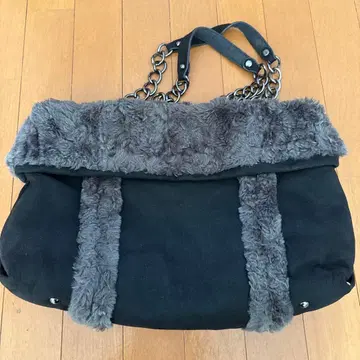 자유구 퍼 달린 블랙 핸드백