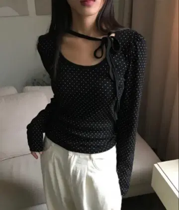 도트 무늬 리본 포함 긴팔 상의 블랙