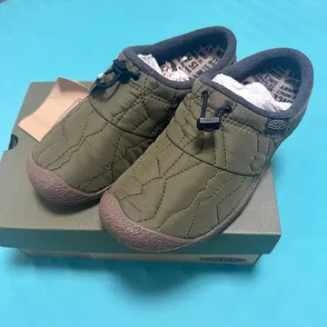 KEEN 퀼팅 슬립온 올리브