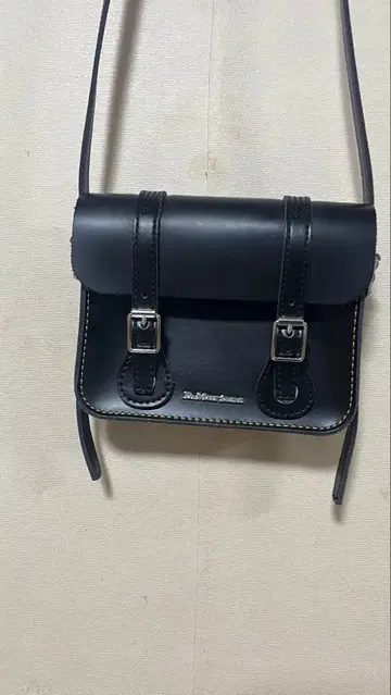 닥터마틴 사첼백 7인치