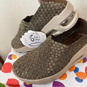 메쉬 사진과 동일한 미사용 새상품 M 사이즈 택 포함 멋진 신발입니다.