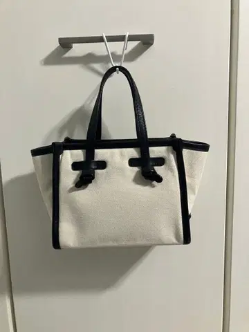 지안니 키아리니 2way 숄더백 화이트 계열 PANNA